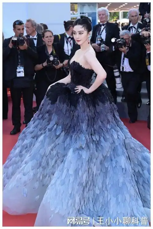 范冰冰再穿"龙袍",可惜事实证明,她再也回不去了|礼服|长裙|红毯|裙子
