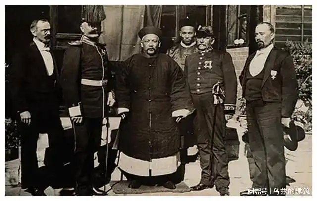 小站练兵时期,袁世凯接话了胡燏棻的工作,先将原先的"八旗军"更名为"