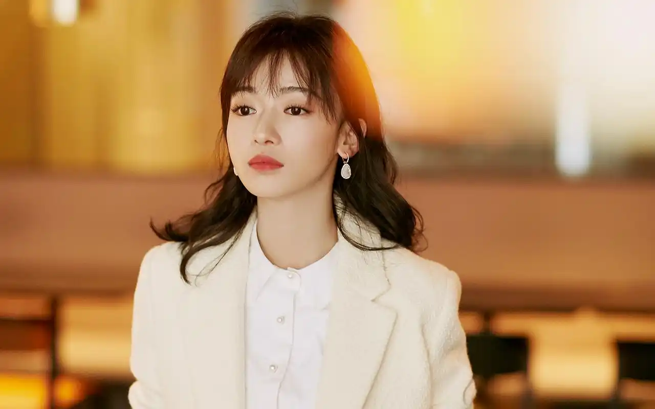 大陆明星 吴谨言优雅干练写真桌面壁纸 上一张 下一张 简介 吴谨言