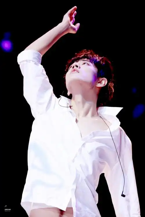 下颌骨撩人锁骨撩人眼神撩人啦!  @x玖少年团肖战daytoy#微博之夜