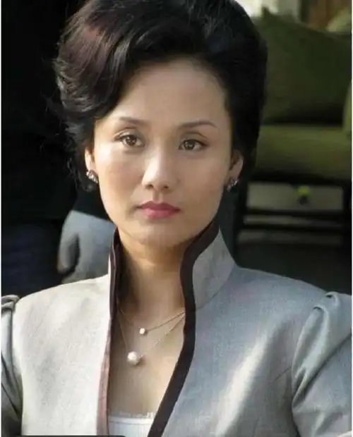 1966年,李颖出生于上海,小时候一心想当舞蹈家的她还雄心勃勃的报考了