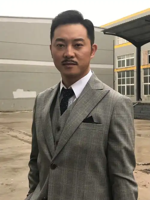 40岁沙溢,享受团级待遇,和胡可结婚6年,如今蹭儿子的人气