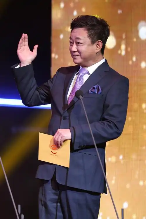 朱军携妻子参加电影节,脸部圆润显发福,与妻子深情对视超恩爱!_照片