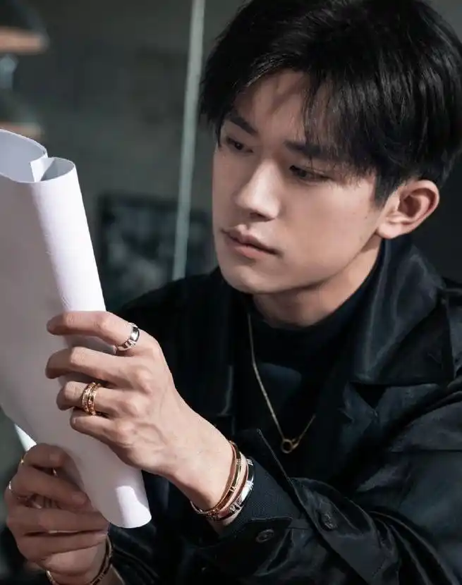 易烊千玺:成长为顶流和实力演员的过程实属心酸