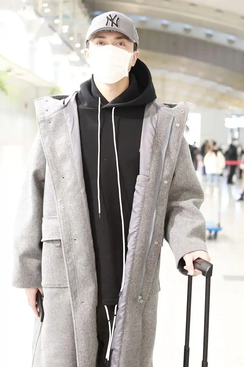 高伟光街拍:灰色呢子大衣休闲裤 帅气高大