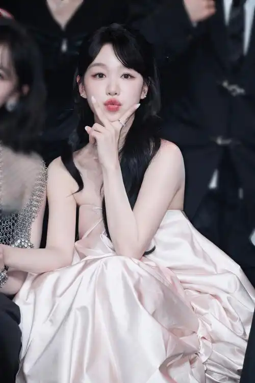 彩虹另一端的日常##徐梦洁香槟粉水母裙