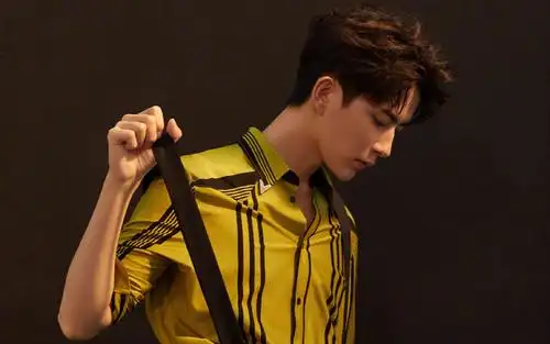 新晋小生于朦胧时尚帅气写真