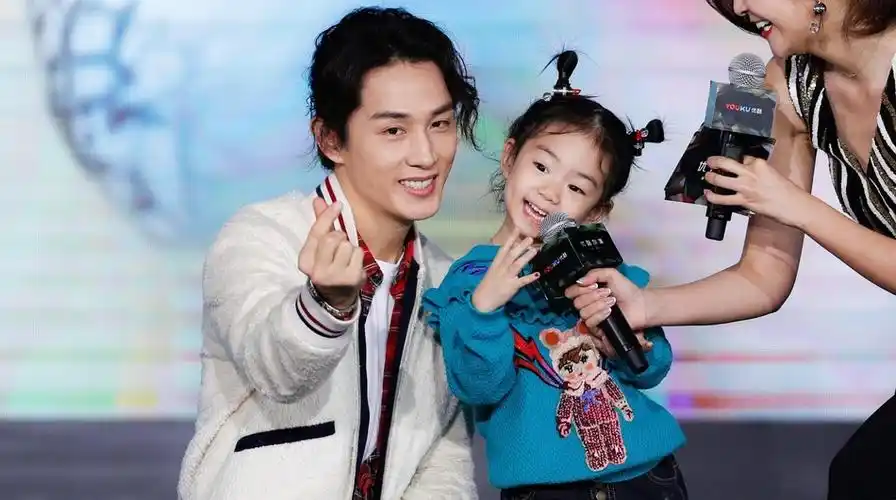 李承铉抱女儿lucky开嗓 再现经典精灵比心超软萌_综艺节目_海峡网