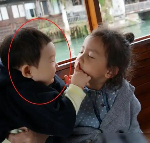 黄磊三胎儿子近照曝光跟姐姐颜值差距太明显完美避开爸妈基因