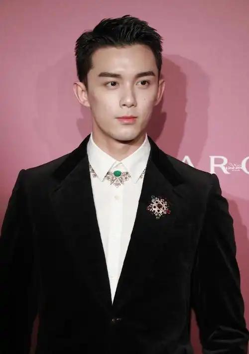 吴亦凡吴磊项链戴出王子气男人戴起珠宝来艳压一众公主风女星