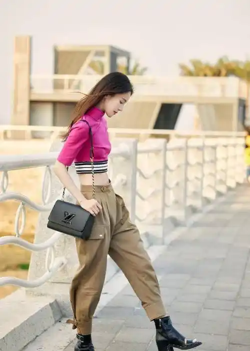 2022年春夏季,女明星街拍穿搭分享,跟着学穿搭,越穿越优雅!