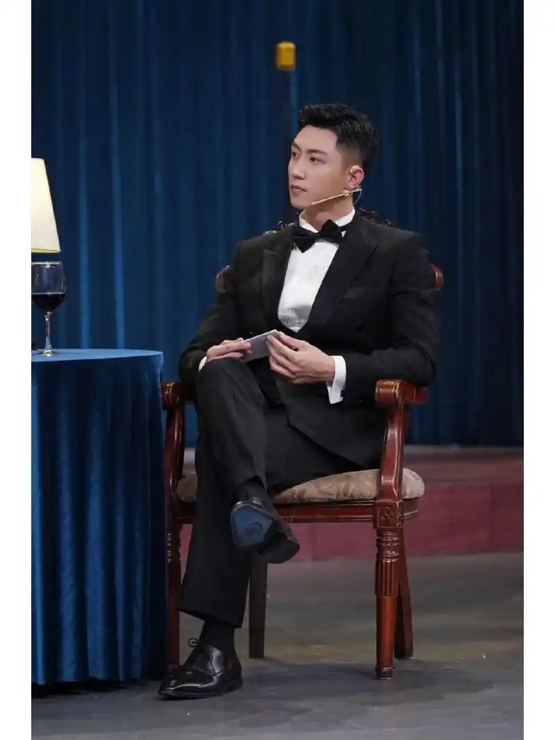 黄景瑜正装皮鞋黑袜    好像有点拍的胖了些?王牌对王牌