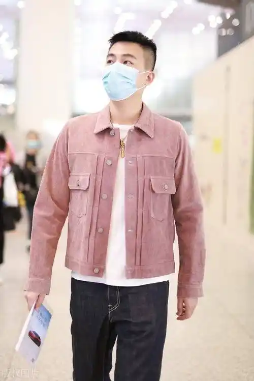 欧豪现身机场短发干练颜值高穿粉色马甲帅气又迷人