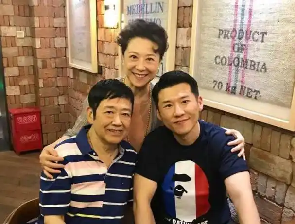 回顾演员王骁:45岁走红,娶平凡妻子生一女,是母亲王馥荔的骄傲