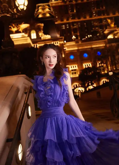 金晨跨年造型紫气东来繁花长裙金光璀璨回眸一笑明艳动人