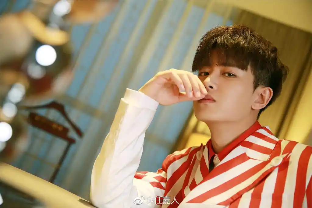 《天乩》上线紫萱夭夭断桥相见,任嘉伦单曲发布,成为新歌榜榜首