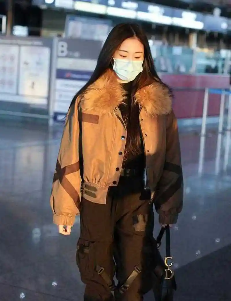 张碧晨一袭"机车风"造型现身机场,穿毛领夹克搭配束口裤和马丁靴,真是