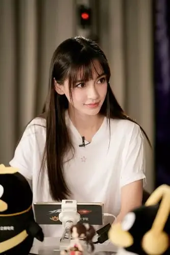 参加节目录制,齐刘海的少女baby.