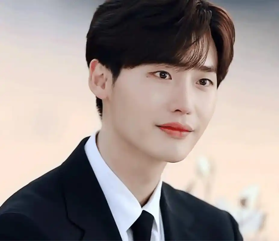 李钟硕最近状态# 李钟硕瘦了心情也好好,一直面带微笑,那个俏皮的