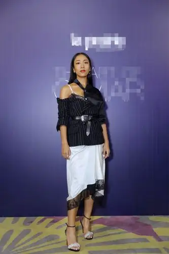 吉克隽逸出席活动 被老外目不转睛的"盯"上了