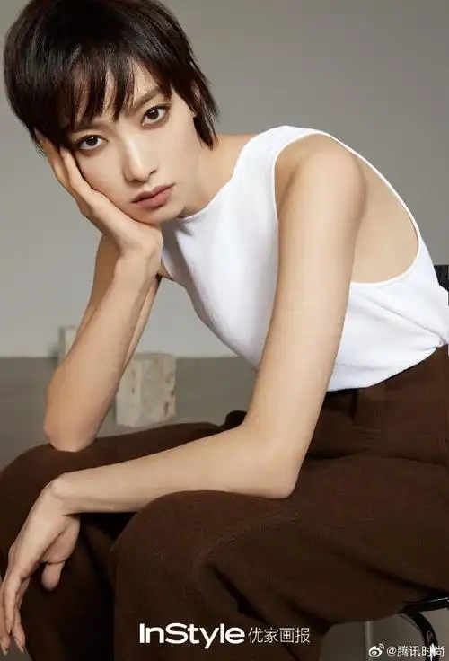 鹅娘星光##宋茜侘寂风时尚大片##宋茜烟熏妆短发