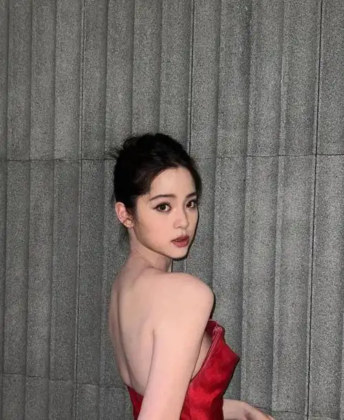 欧阳娜娜抹胸红裙亮相丰满身材肥润诱人太绝了