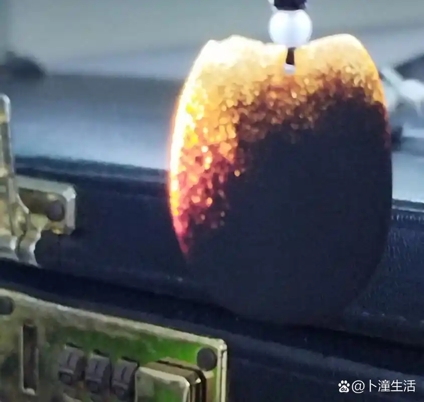 祖传挂件一一野生犀牛角,灯光下还有血浸.