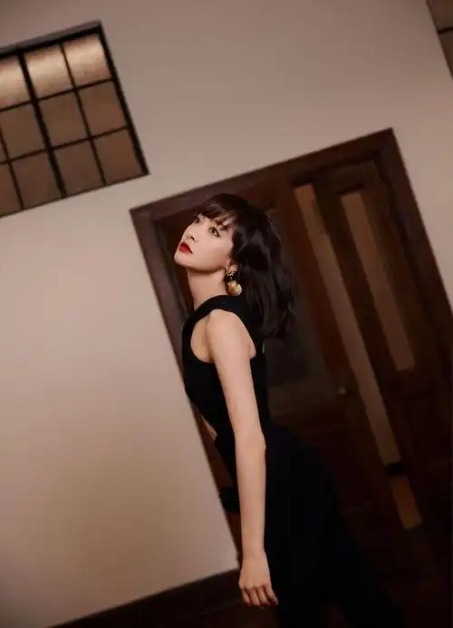 宋茜非凡姿态瞩目美学性感写真,身穿黑色抹胸礼服,大秀性感锁骨,高贵