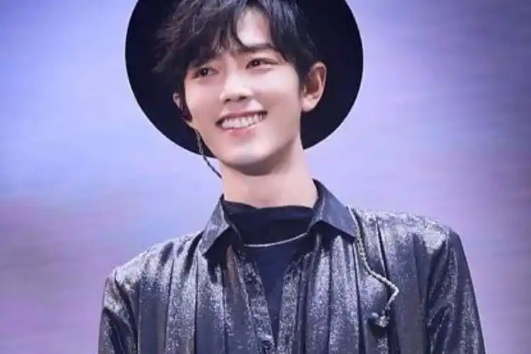 还记得去年泰见肖战上热搜的笑容吗那倾城一笑感觉世界都亮了