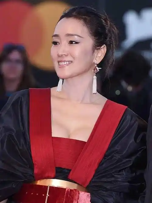 巩俐,穿衬衫配紧身裤,"腰臀比"实在太惊艳了,你喜欢看么_身材_因为