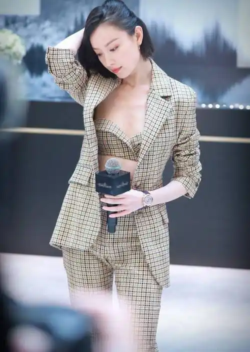 原创倪妮短发现身打扮火辣抹身材外穿好时尚在硬照上从来没输过