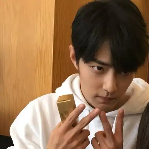 肖战壁纸超话#考古肖战#丨#肖战#    2018年3月14日 腾讯扫楼  生图好