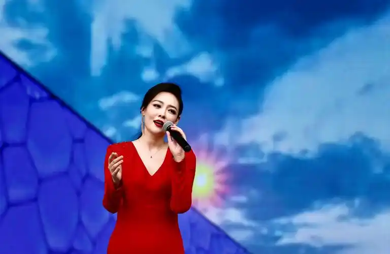 舞台抓拍青年歌唱家刘桐美照