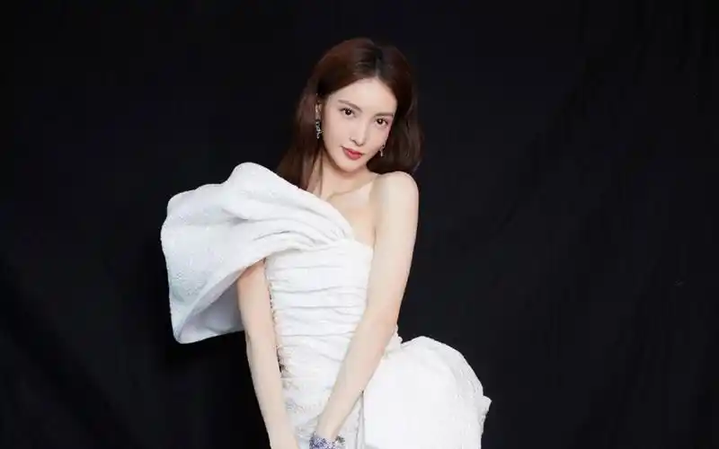 金晨性感露肩写真桌面壁纸