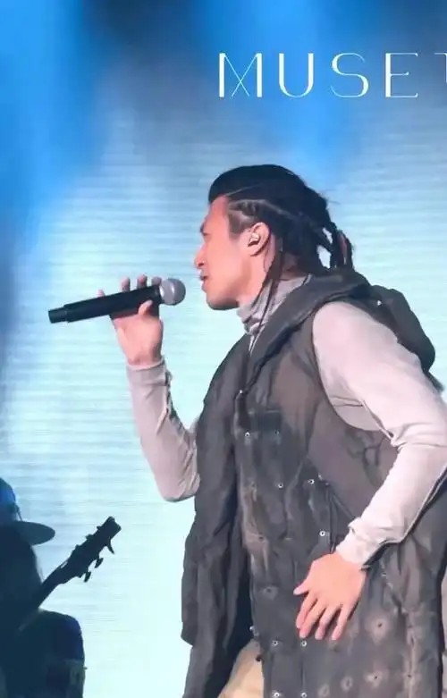 谢霆锋香港音乐会帅酷嗨翻全场这才是真正的香港顶流风采