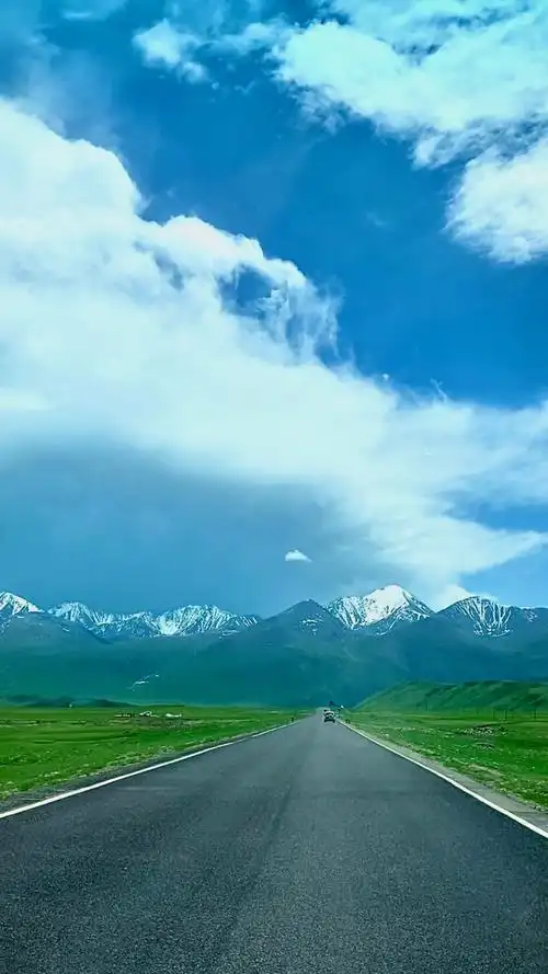 蓝天白云,雪山草地,最美独库公路.