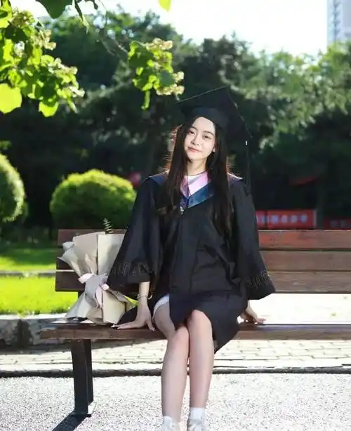 本科生学士服,黑色搭配"如木在林"的竹绿色,襟怀四扣,象征四载春秋.