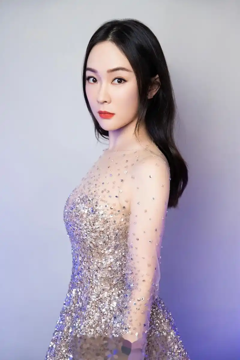 昨夜,霍思燕盛装出席mahb时尚先生盛典香槟醉人,钻石灵动.