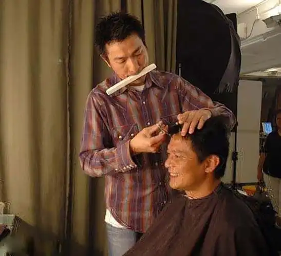 原创享受刘德华剪发待遇是什么感受黄日华满脸笑容曾志伟更兴奋