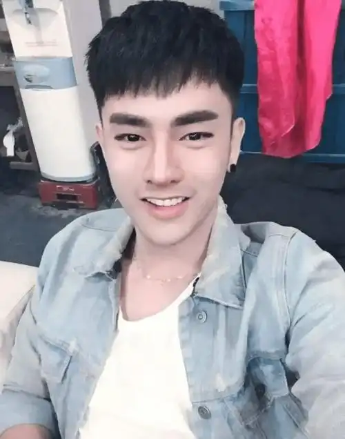 泰国小哥花74万从丑男变网红 而他两年花6万成男神