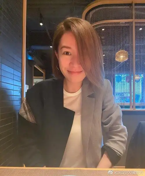 佘诗曼素颜出镜,却不显皱纹,皮肤状态超好,既白嫩又紧致,似乎吹弹可破