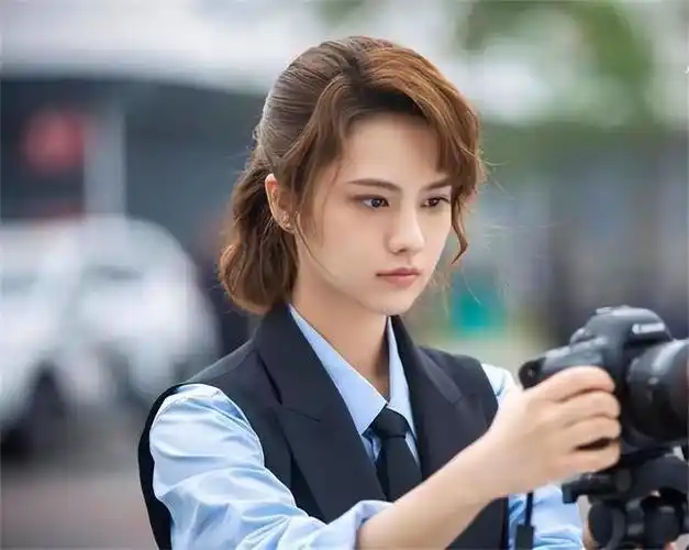 时尚大片姜珮瑶有一张很有辨识度的脸蛋儿