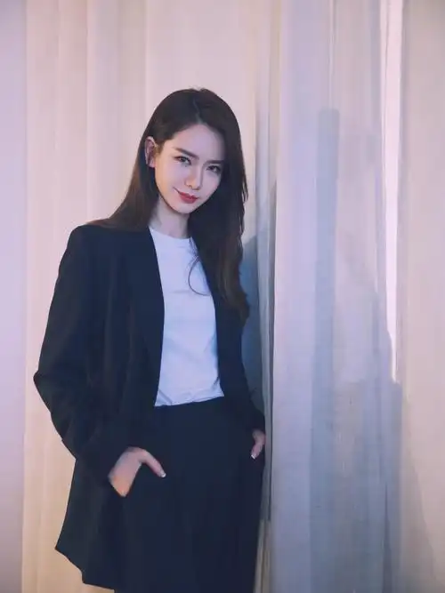 清爽风来袭戚薇白t也能穿出高级感网友绿帽子成亮点