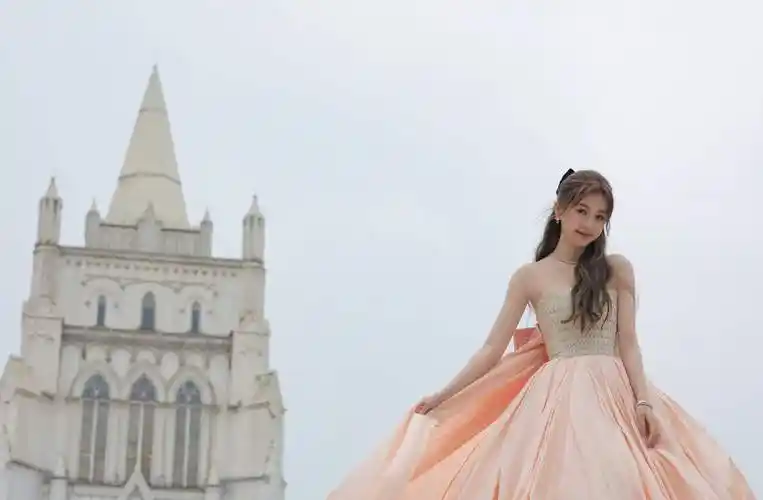 虞书欣穿露背抹胸长裙搭蝴蝶结 甜美如童话公主