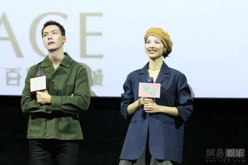 近日,陈伟霆,钟楚曦现身宣传电影,两人不时对视甜笑,cp感满满.