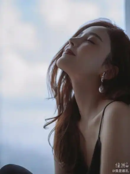 古力娜扎最新写真曝光 五官精致侧颜绝美