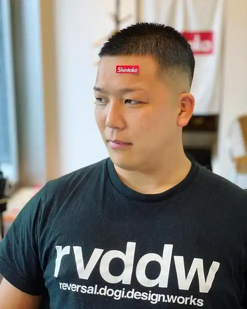 50多岁大叔头发花白,剪款飞机头,意外变男神,实在太帅了