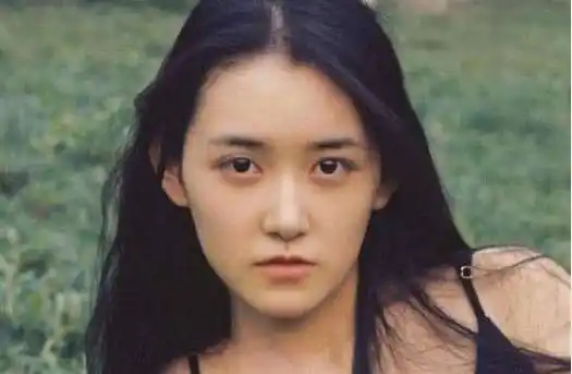 蒋依依泼水后被强行卸妆,镜头拍到正脸时,网友:别浪费