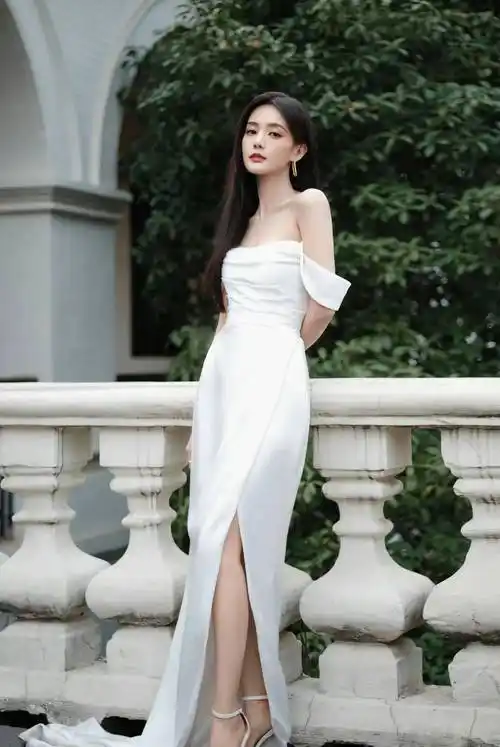 李一桐,1990年出生于中国山东省,身高164厘米,体重42公斤.