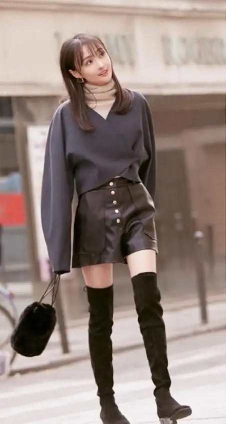 郑爽的腿真是绝了短裤配靴子显腿细身材线条让人羡慕